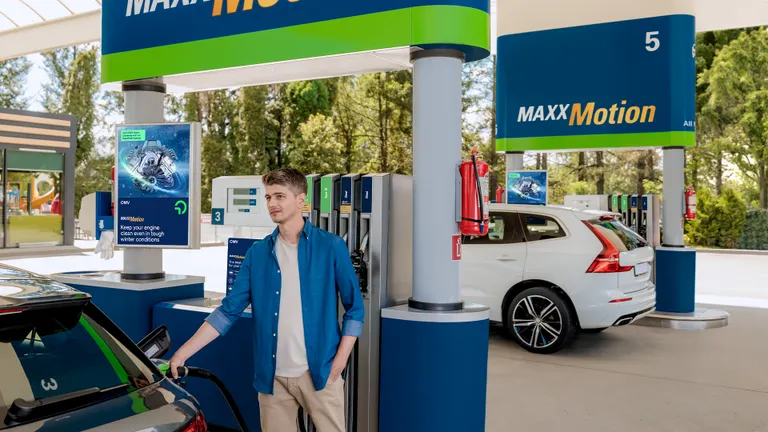 Mann tankt Auto