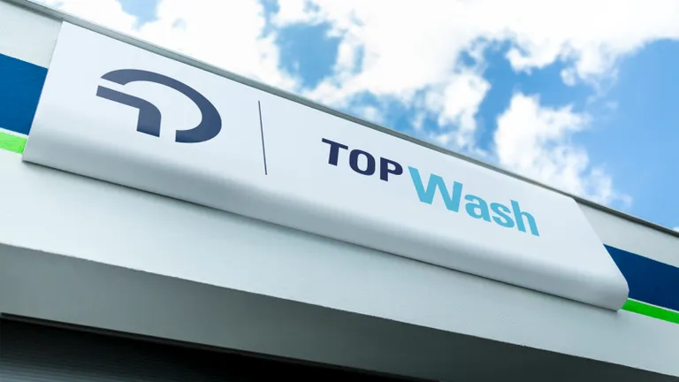 Ansicht auf Banner mit dem Schriftzug "OMV Top Wash"