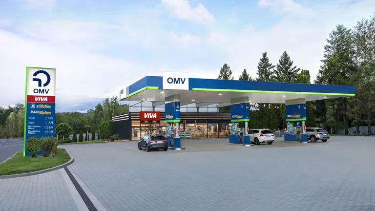 OMV Tankstelle bei Tag mit durchleuchteten Energiefäden entlang der Einfahrt